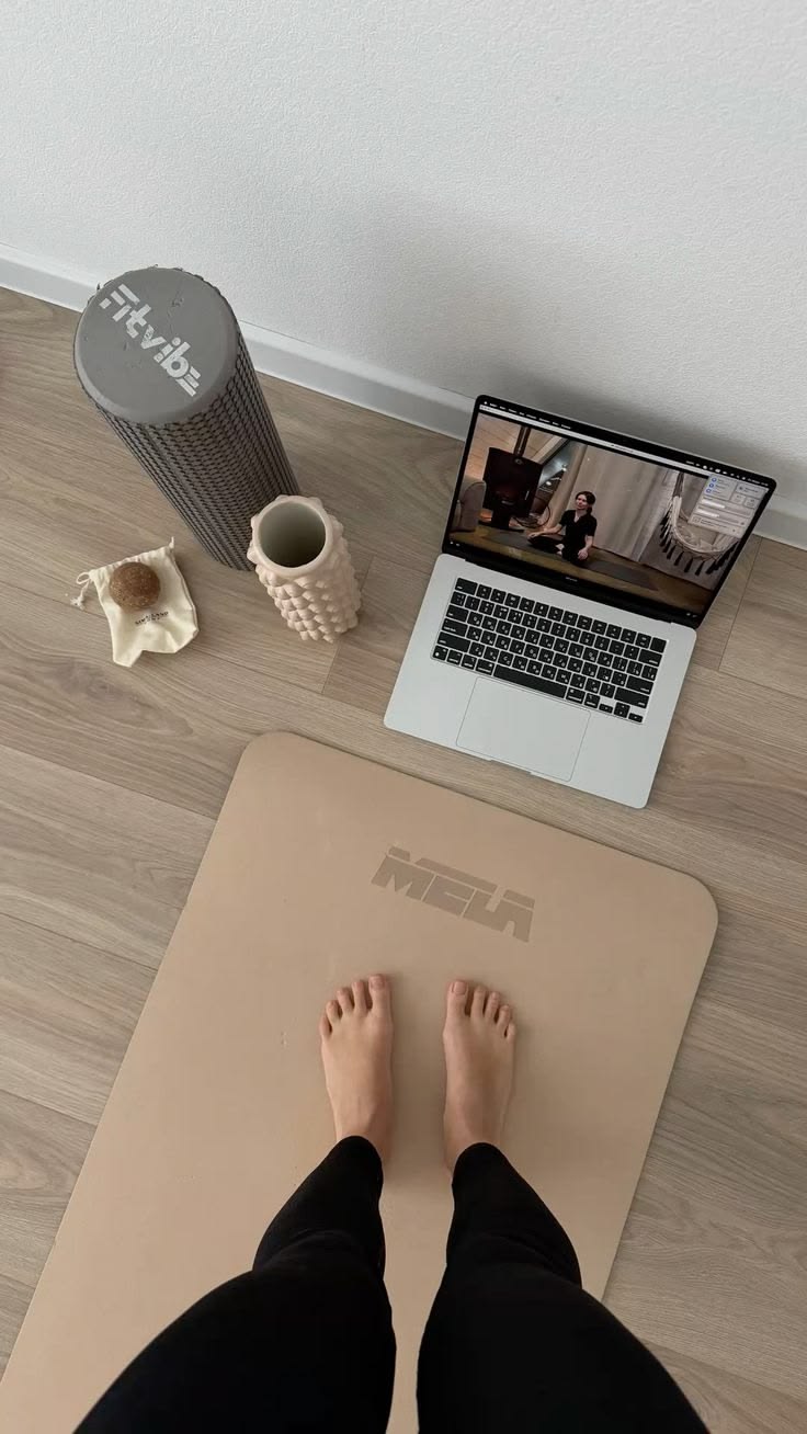 Pilates con Foam Roller y Laptop